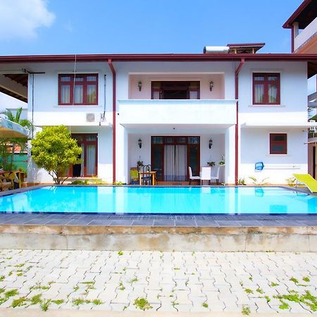 The Blue Beach Guesthouse Negombo Ngoại thất bức ảnh