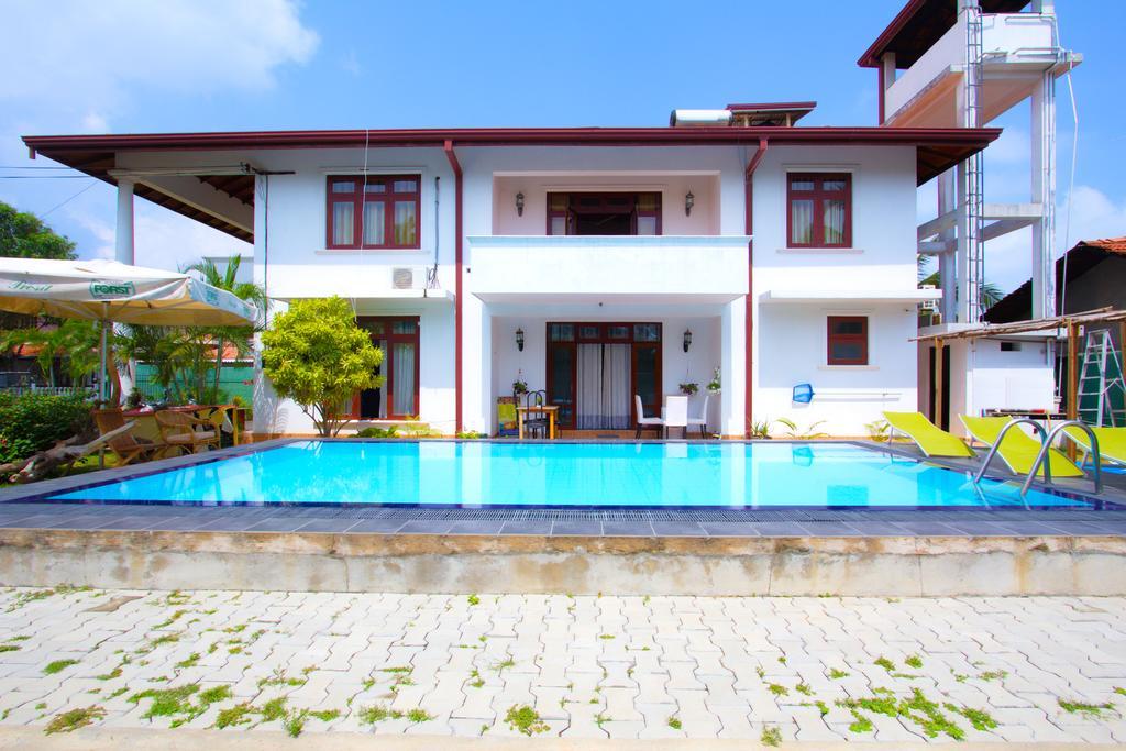 The Blue Beach Guesthouse Negombo Ngoại thất bức ảnh