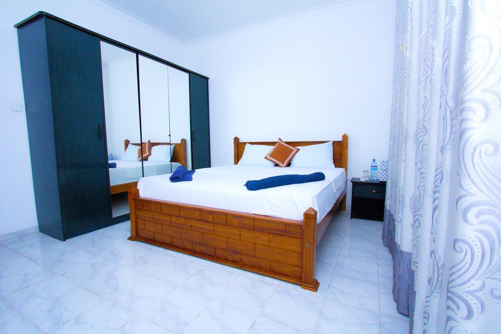 The Blue Beach Guesthouse Negombo Ngoại thất bức ảnh