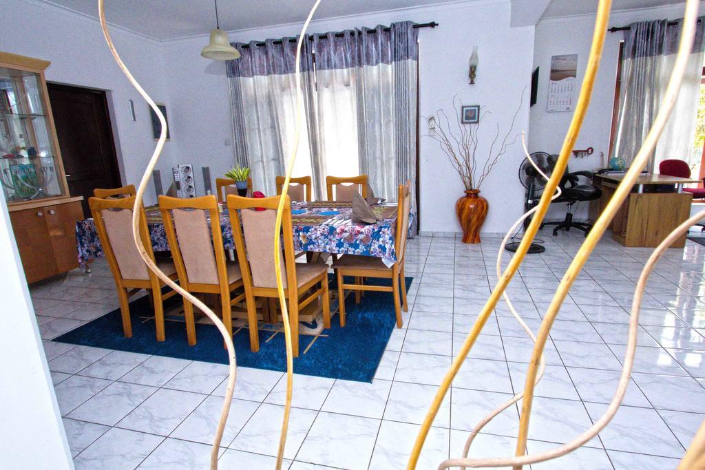 The Blue Beach Guesthouse Negombo Ngoại thất bức ảnh