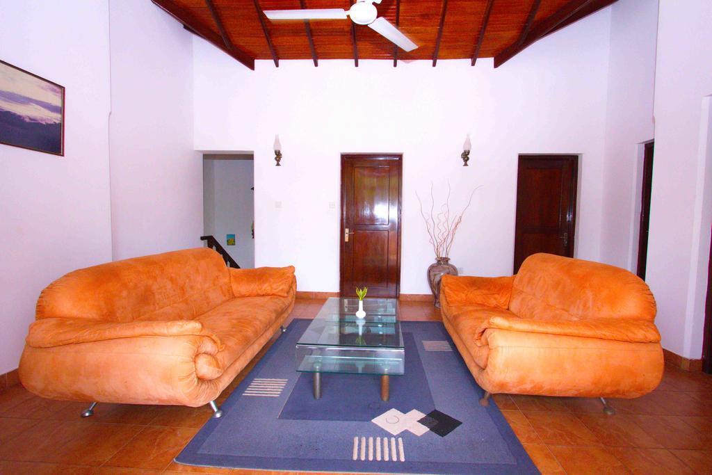 The Blue Beach Guesthouse Negombo Ngoại thất bức ảnh