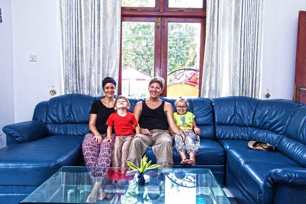 The Blue Beach Guesthouse Negombo Ngoại thất bức ảnh