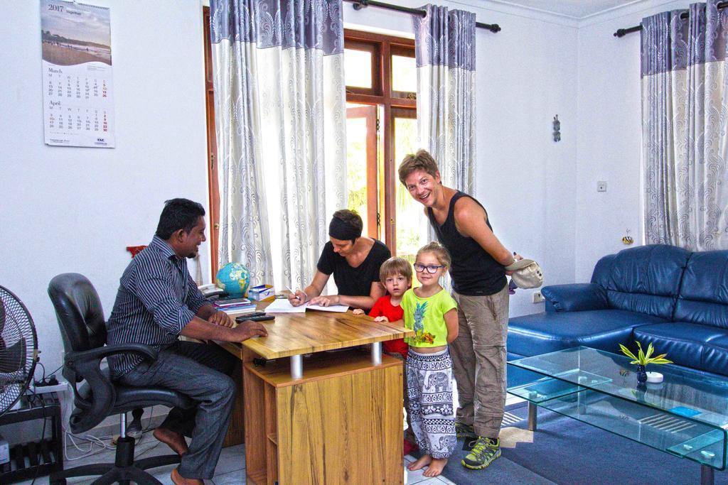 The Blue Beach Guesthouse Negombo Ngoại thất bức ảnh