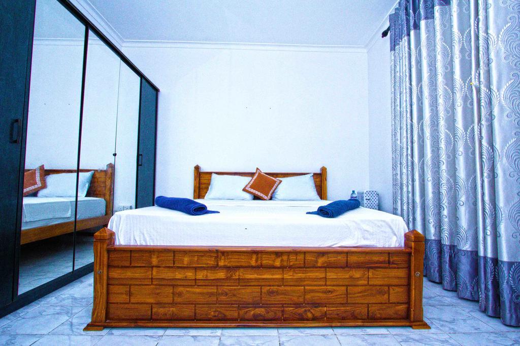 The Blue Beach Guesthouse Negombo Ngoại thất bức ảnh
