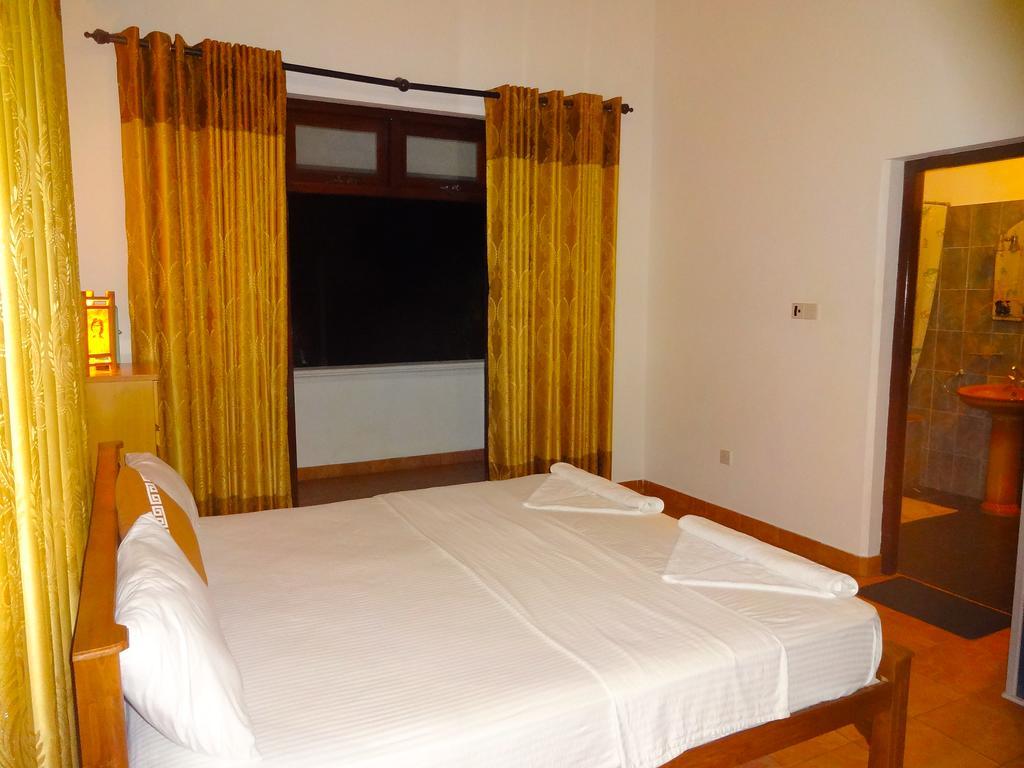 The Blue Beach Guesthouse Negombo Ngoại thất bức ảnh