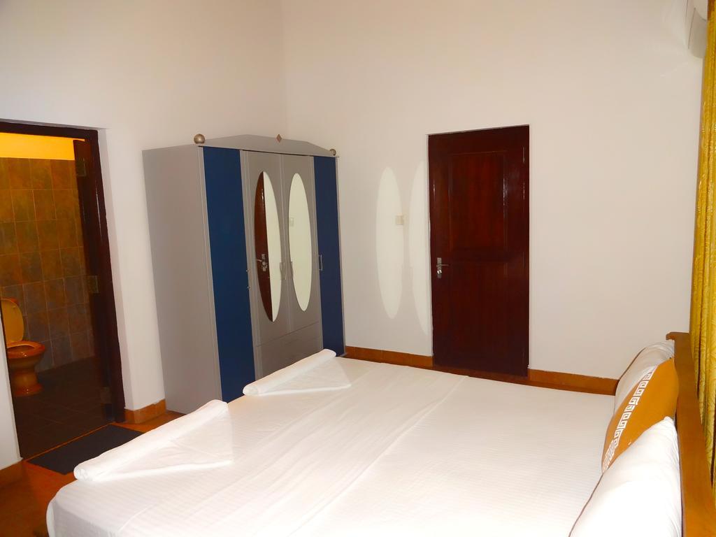 The Blue Beach Guesthouse Negombo Ngoại thất bức ảnh
