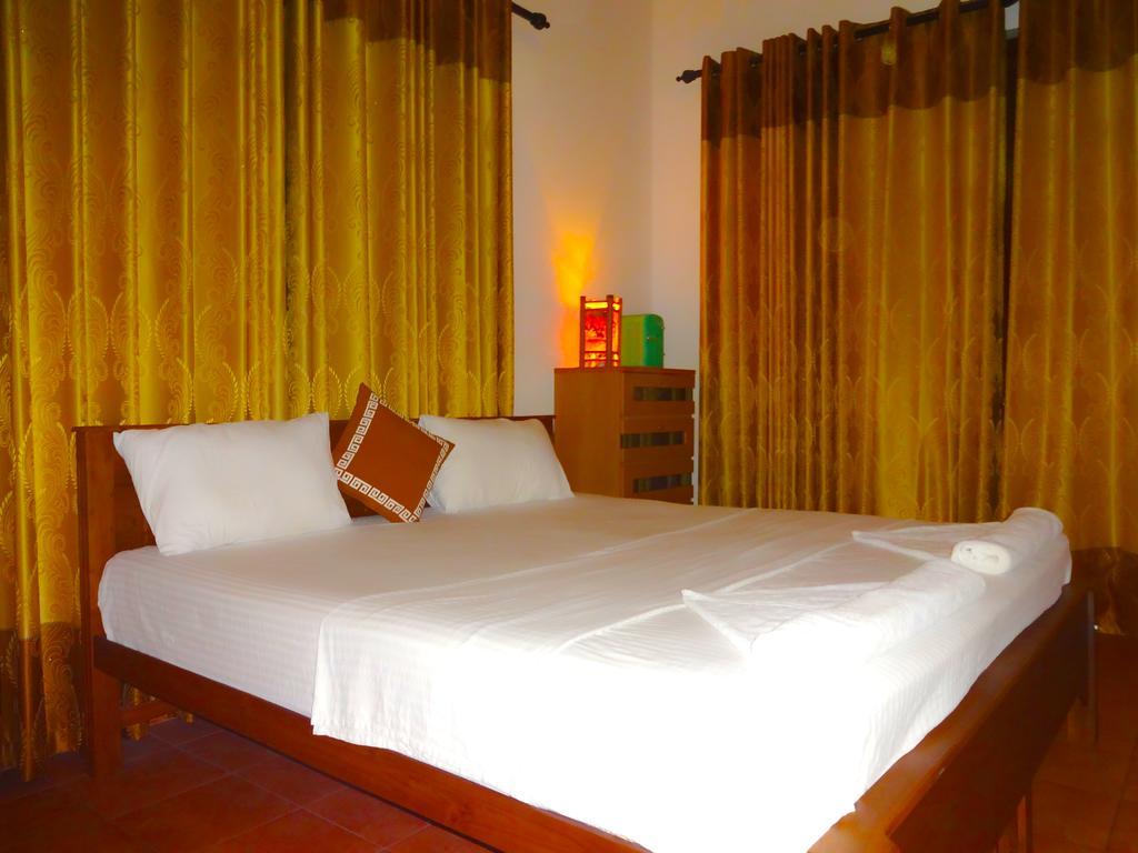 The Blue Beach Guesthouse Negombo Ngoại thất bức ảnh