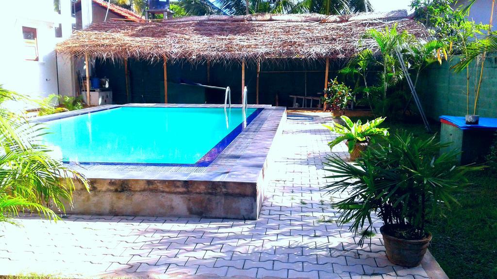 The Blue Beach Guesthouse Negombo Ngoại thất bức ảnh