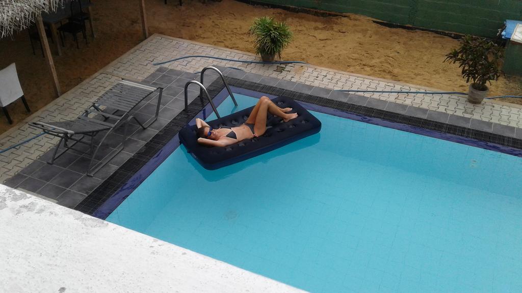 The Blue Beach Guesthouse Negombo Ngoại thất bức ảnh